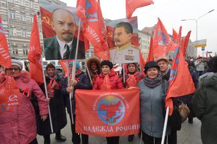 Москва. Участники  шествия, посвященного 102-й годовщине Великой Октябрьской  социалистической революции.