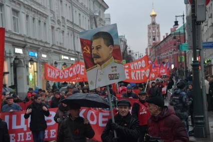 Москва. Участники  шествия, посвященного 102-й годовщине Великой Октябрьской  социалистической революции.