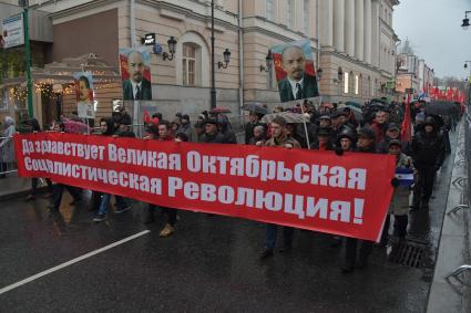 Москва. Участники шествия, посвященного 102-й годовщине Великой Октябрьской социалистической революции.
