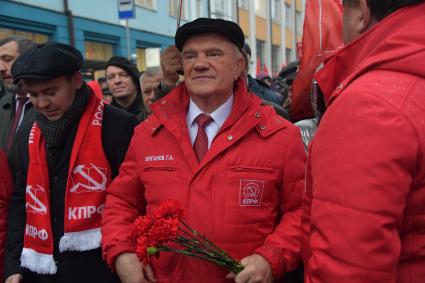 Москва. Председатель ЦК КПРФ Геннадий Зюганов во время  шествия, посвященного 102-й годовщине Великой Октябрьской  социалистической революции.