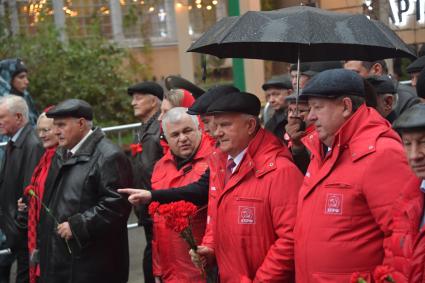 Москва. Председатель ЦК КПРФ Геннадий Зюганов  и председатель комитета Госдумы РФ по аграрным вопросам Владимир Кашин (справа) во время  шествия, посвященного 102-й годовщине Великой Октябрьской  социалистической революции.