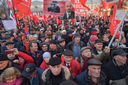 Москва. Участники  шествия, посвященного 102-й годовщине Великой Октябрьской  социалистической революции.