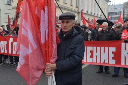 Москва. Участник  шествия, посвященного 102-й годовщине Великой Октябрьской  социалистической революции.