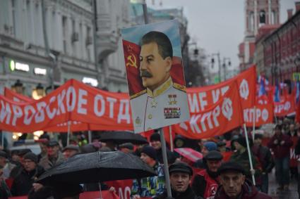 Москва. Участники  шествия, посвященного 102-й годовщине Великой Октябрьской  социалистической революции.