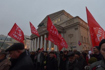 Москва. Участники  шествия, посвященного 102-й годовщине Великой Октябрьской  социалистической революции.