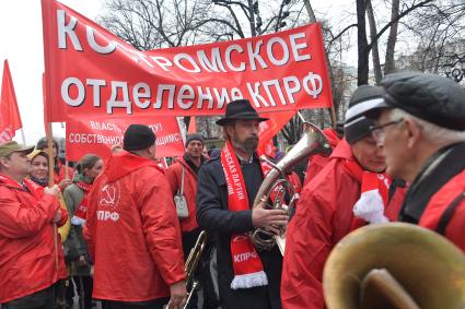 Москва. Участники  шествия, посвященного 102-й годовщине Великой Октябрьской  социалистической революции.