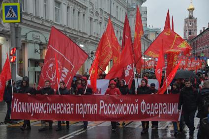 Москва. Участники  шествия, посвященного 102-й годовщине Великой Октябрьской  социалистической революции.