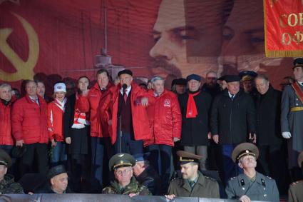 Москва. Председатель ЦК КПРФ Геннадий Зюганов на митинге, посвященном 102-й годовщине Великой Октябрьской  социалистической революции.