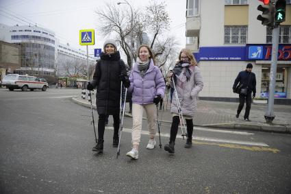 Екатеринбург. Девушки занимаются финской ходьбой