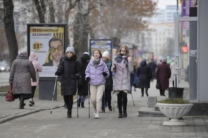 Екатеринбург. Девушки занимаются финской ходьбой