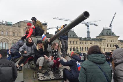 Москва. Зрители после торжественного марша, посвященного 78-й годовщине военного парада 1941 года, на Красной площади.