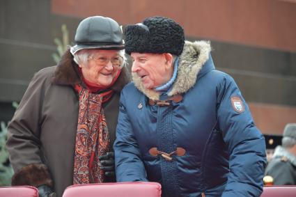 Москва. Зрители во время  торжественного марша, посвященного 78-й годовщине военного парада 1941 года, на Красной площади.