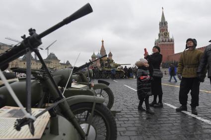 Москва. Зрители осматривают военную технику после торжественного марша, посвященного 78-й годовщине военного парада 1941 года, на Красной площади.