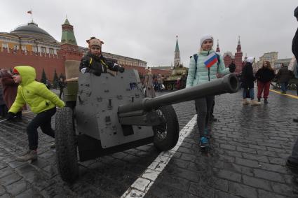 Москва. Участники торжественного марша, посвященного 78-й годовщине военного парада 1941 года, на Красной площади.