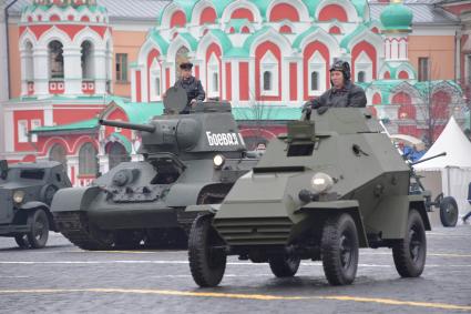 Москва. Участники торжественного марша, посвященного 78-й годовщине военного парада 1941 года, на Красной площади.