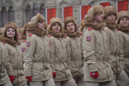 Москва. Участники торжественного марша, посвященного 78-й годовщине военного парада 1941 года, на Красной площади.