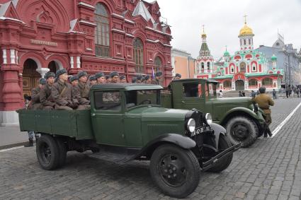 Москва. Участники торжественного марша, посвященного 78-й годовщине военного парада 1941 года, на Красной площади.