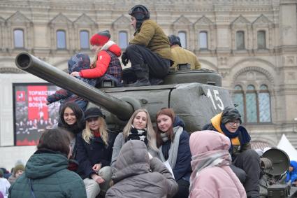 Москва. Зрители после торжественного марша, посвященного 78-й годовщине военного парада 1941 года, на Красной площади.