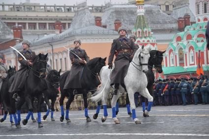 Москва. Участники торжественного марша, посвященного 78-й годовщине военного парада 1941 года, на Красной площади.