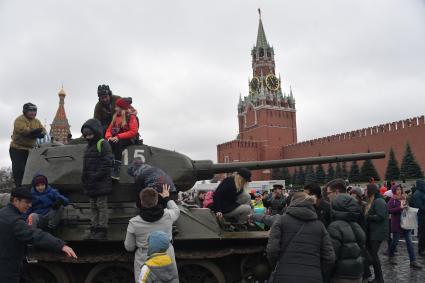 Москва. Зрители после торжественного марша, посвященного 78-й годовщине военного парада 1941 года, на Красной площади.