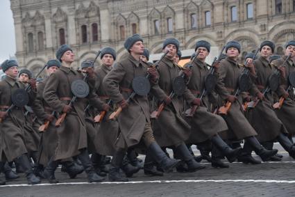 Москва. Участники торжественного марша, посвященного 78-й годовщине военного парада 1941 года, на Красной площади.