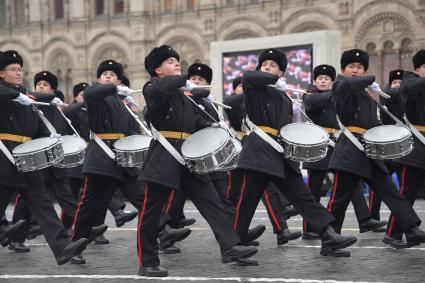 Москва. Участники торжественного марша, посвященного 78-й годовщине военного парада 1941 года, на Красной площади.