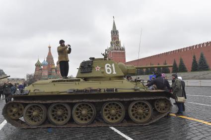 Москва. Участники торжественного марша, посвященного 78-й годовщине военного парада 1941 года, на Красной площади.