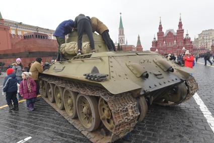 Москва.  Зрители осматривают военную технику после торжественного марша, посвященного 78-й годовщине военного парада 1941 года, на Красной площади.