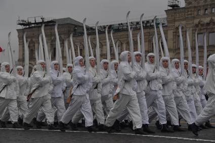 Москва. Участники торжественного марша, посвященного 78-й годовщине военного парада 1941 года, на Красной площади.