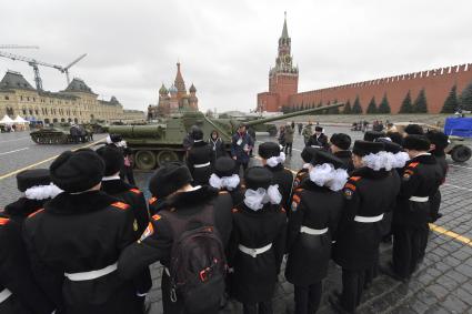 Москва. Участники торжественного марша, посвященного 78-й годовщине военного парада 1941 года, на Красной площади.