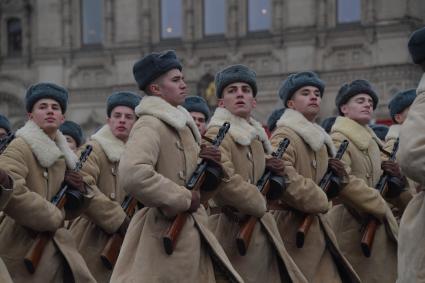 Москва. Участники торжественного марша, посвященного 78-й годовщине военного парада 1941 года, на Красной площади.