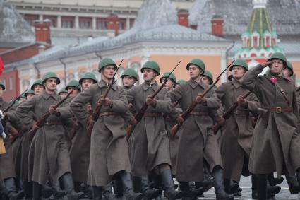 Москва. Участники торжественного марша, посвященного 78-й годовщине военного парада 1941 года, на Красной площади.