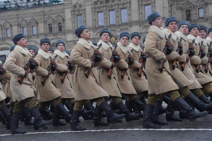 Москва. Участники торжественного марша, посвященного 78-й годовщине военного парада 1941 года, на Красной площади.