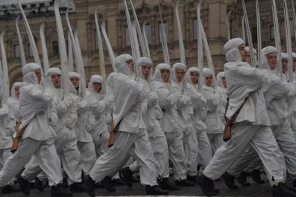 Москва. Участники торжественного марша, посвященного 78-й годовщине военного парада 1941 года, на Красной площади.