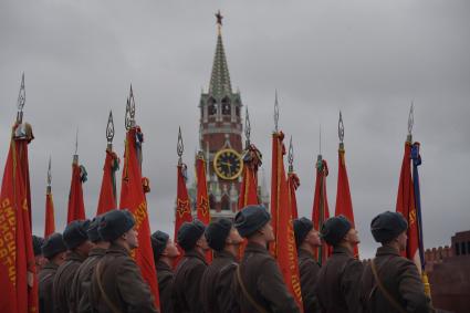 Москва. Участники торжественного марша, посвященного 78-й годовщине военного парада 1941 года, на Красной площади.