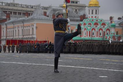 Москва. Участники торжественного марша, посвященного 78-й годовщине военного парада 1941 года, на Красной площади.