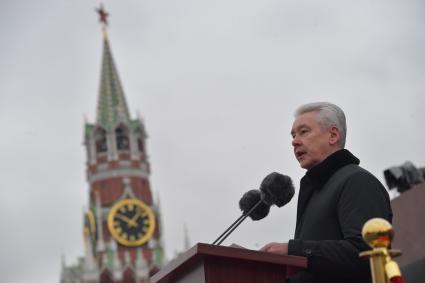 Москва. Мэр Москвы Сергей Собянин выступает  во время  торжественного марша, посвященного 78-й годовщине военного парада 1941 года, на Красной площади.