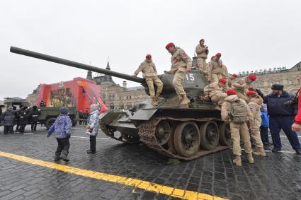 Москва. Участники торжественного марша, посвященного 78-й годовщине военного парада 1941 года, на Красной площади.