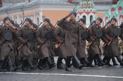 Москва. Участники торжественного марша, посвященного 78-й годовщине военного парада 1941 года, на Красной площади.