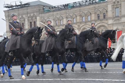 Москва. Участники торжественного марша, посвященного 78-й годовщине военного парада 1941 года, на Красной площади.