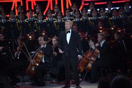 Москва. Певец Николай Басков во время юбилейного концерта композитора Александры Пахмутовой в Большом театре.