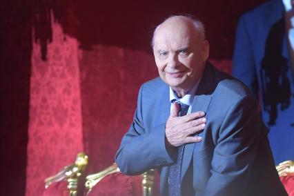 Москва. Супруг композитора Александры Пахмутовой, поэт Николай Добронравов перед началом юбилейного концерта композитора Александры Пахмутовой в Большом театре.