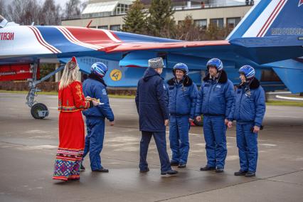 Московская область, Кубинка. Во время церемонии передачи истребителей Су-35С пилотажной группе  ВКС России`Русские Витязи`на аэродроме Кубинка.