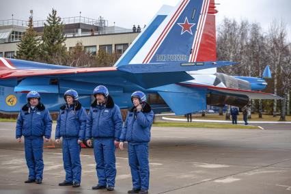 Московская область, Кубинка. Во время церемонии передачи истребителей Су-35С пилотажной группе  ВКС России`Русские Витязи`на аэродроме Кубинка.