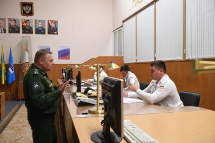 Московская область. Военнослужащий во время дежурства  в Главном центре разведки космической обстановки.