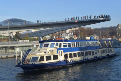 Москва. Прогулочный теплоход на Москва реке