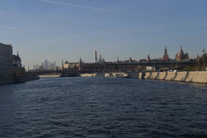 Москва. Вид на Большой Москворецкий и  Парящий мосты.