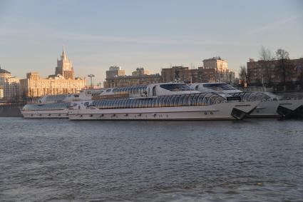 Москва. Теплоходы  у причала `Гостиница Украина`.