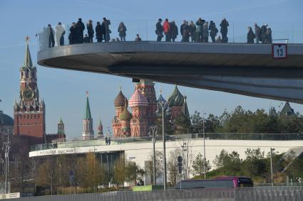 Москва. Вид на Парящий мост и Москворецкую набережную.