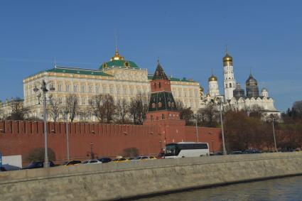 Москва. Вид на Московский Кремль и Кремлевскую набережную.